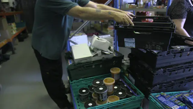 Homem organiza alimentos usados no projeto