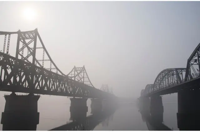 中国周四表示希望同朝鲜成为好邻居（图为中国丹东与朝鲜接壤的鸭绿江大桥）。