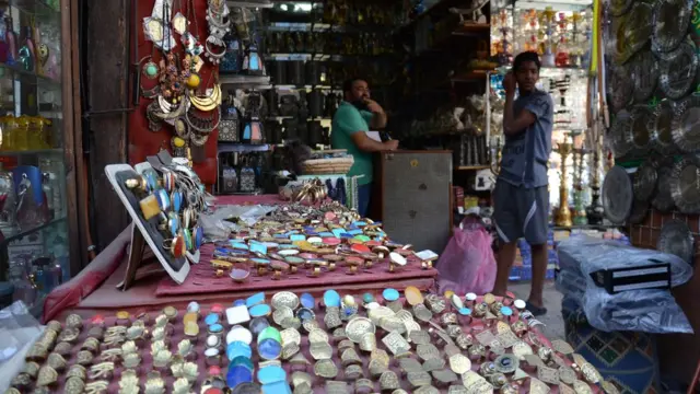 Vendeur de bijoux authentiques dans les rues de la capitale égyptienne.