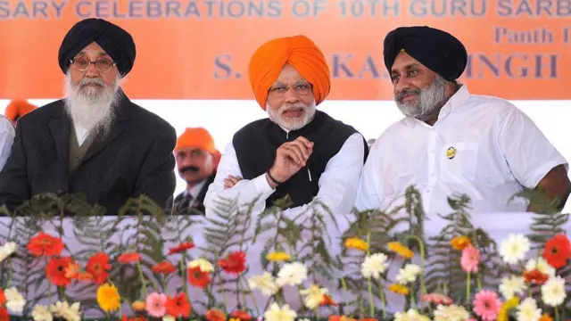 प्रकाश सिंह बादल(बाएं), पीएम नरेंद्र मोदी और सुखबीर सिंह बादल 