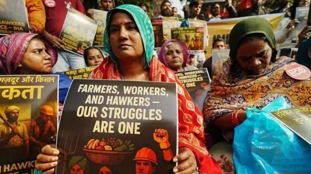 பணிநேரத்திற்குப் பிறகு அதிக நேரம் பணி செய்தால், வழங்கப்படும் இரட்டிப்பு ஊதியம் தொழில்துறை ஊழியர்களுக்கு பலன் அளிக்கும் என்று அரசு கூறுகிறது. இருப்பினும், தொழிலாளர்களின் ஒப்புதல் இல்லாமல் கூடுதல் நேரம் வேலை செய்ய வைக்கக்கூடாது என்பதையும் அரசு தெளிவுபடுத்தியுள்ளது.
