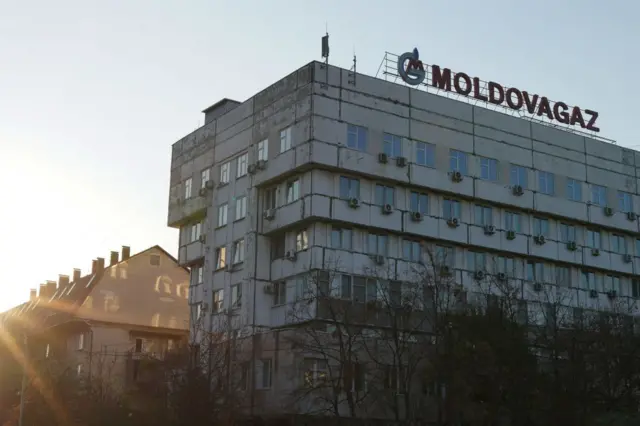 El edificio de la empresa Moldovagaz, en Chisinau, Moldavia, 28 de octubre, 2021