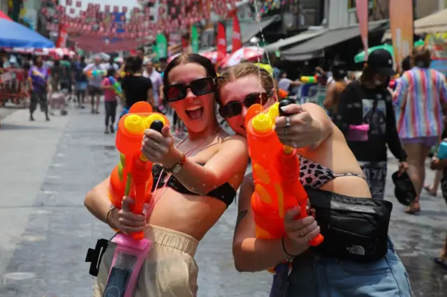 Du khách trong dịp lễ té nước (Songkran) ở thủ đô Bangkok, Thái Lan