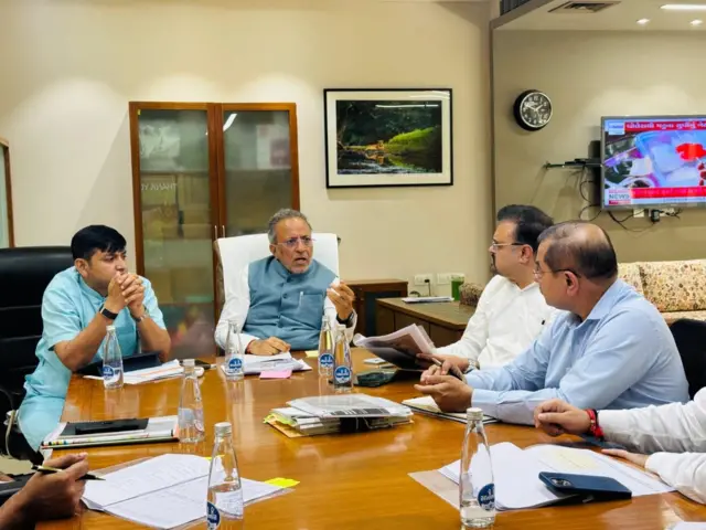 ગિરનારની ધટના બાદ પરિસ્થિતિની સમીક્ષા કરવા બોલાવાયેલ મિટીંગની અધ્યક્ષતા કરી રહેલ અર્જુન મોઢવાડિયા