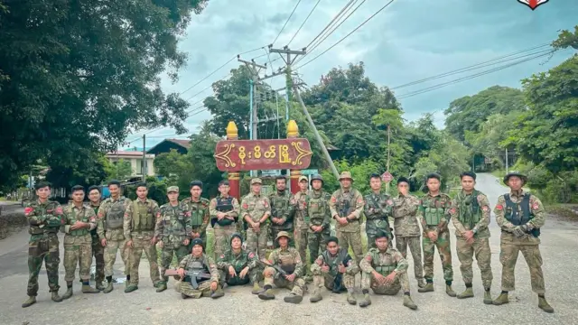 မိုးမိတ်မြို့ကို သိမ်းပိုက်ခဲ့ပြီးနောက် မြို့အဝင်မှာ တော်လှန်ရေးပူးပေါင်းတပ်တွေ အတူတွဲရိုက်ထားတဲ့မြင်ကွင်း