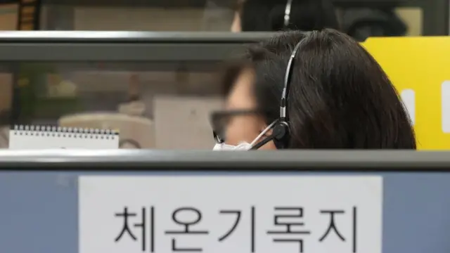 중앙대 사회복지학부 이승윤 교수는 BBC 코리아에 "콜센터 노동자는 하청과 비정규직, 저임금에 시달리는 여성들이 대다수"라고 했다