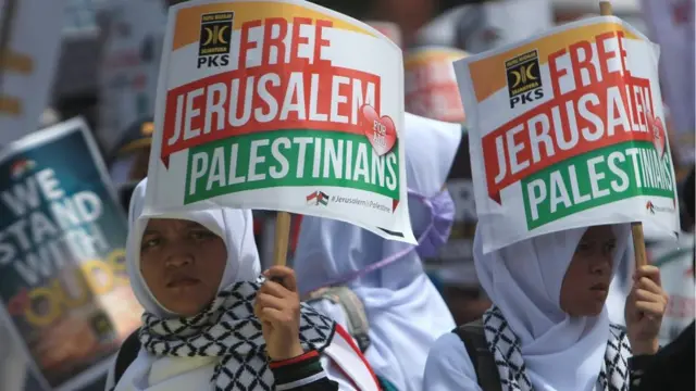 Mujeres con pancartas