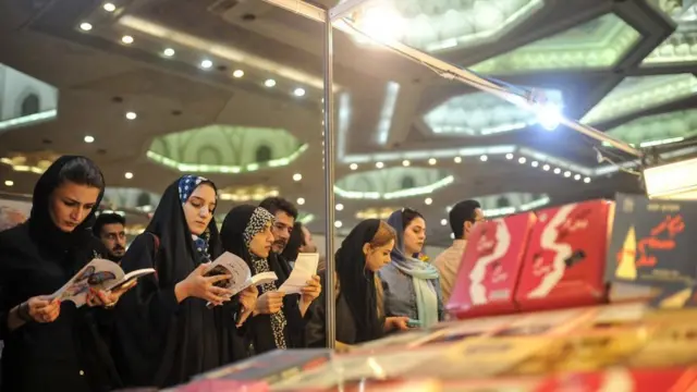 خانم‌ها در حال خواندن کتاب