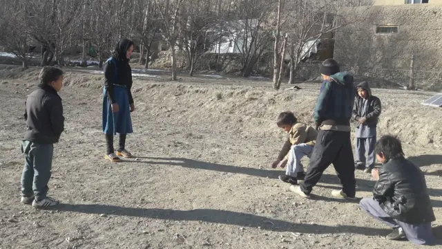 بختی در حال بازی با دوستانش