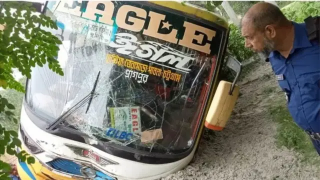 ঈগল পরিবহন কোম্পানির বাসটি ঢাকার উদ্দেশ্যে যাচ্ছিল।