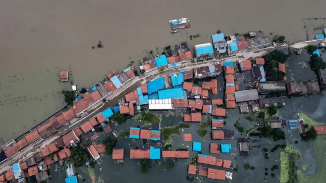 몇 주간 계속된 폭우는 남서부 지역에서 동부 연안까지 중국 전역을 휩쓸었다
