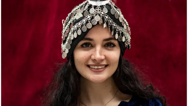 شابة أشورية بالزي التقليدي خلال احتفالات أكيتو في بلدة القحطانية شمال سوريا