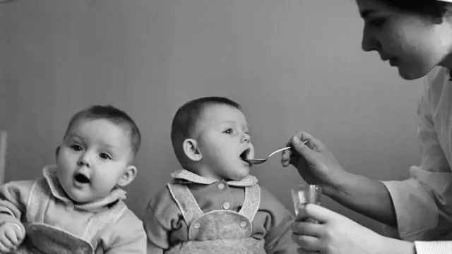 Няня кормит малышей