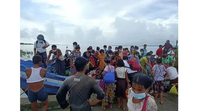 လက်နက်ကြီးကျည်တွေ ကျရောက်ပေါက်ကွဲခဲ့တာကြောင့် ကျေးရွာသားအများအပြား ရွာတွေကနေ ထွက်ပြေး