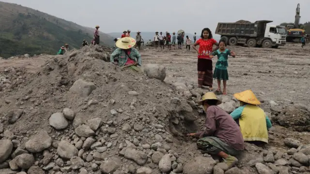 မနွယ်ဟာ ၁၀ တန်း တက်နေတဲ့ သမီးဖြစ်သူနဲ့ မှော်ထဲ ကျောက်လာရှာလေ့ရှိပါတယ်