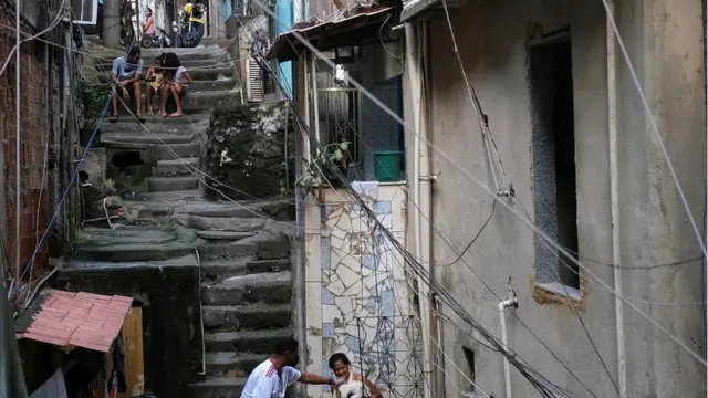 Moradores da Rocinha (RJ)jogo de perguntas onlinemáscaras para proteção contra a covid