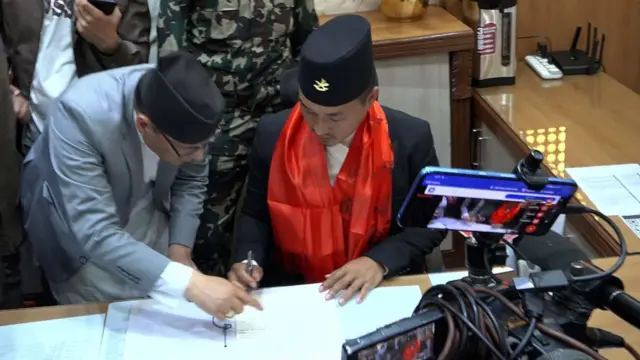 गृहमन्त्रीका रूपमा पदभार ग्रहण गर्दै सुधन गुरुङ