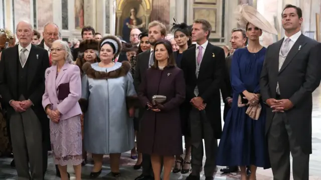 Слева направо: Последний царь Болгарии Симеон II и его супруга Маргарита, княгиня Мария Владимировна - мать Георгия Романова, внук последнего короля Италии Эммануил Филиберт Савойский, член испанской королевской семьи Луис Альфонсо Бурбонский с супругой Марией Маргаритой Варгас Сантаэлле