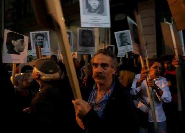 Hombre durante una marcha de protesta.