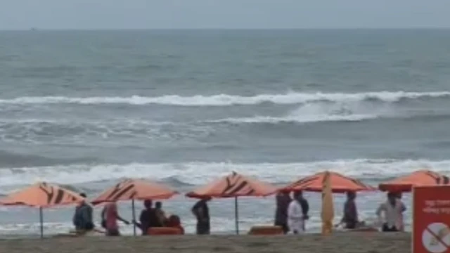 কক্সবাজার সমুদ্র সৈকতে কয়েকজন পর্যটক