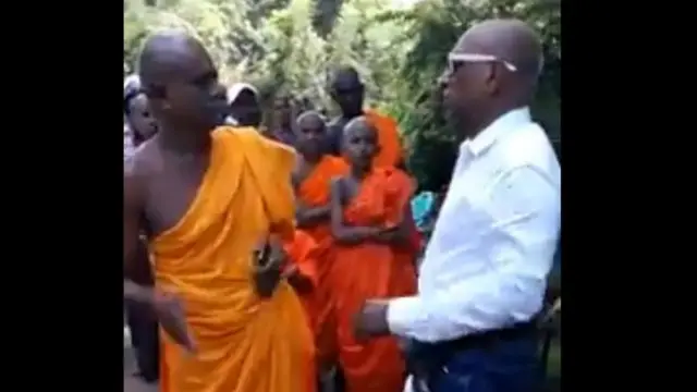 අම්පිටියේ සුමනරතන හිමි පුද්ගලයෙකුට පහර දෙන ආකාරය දැක්වෙන අවස්ථාව