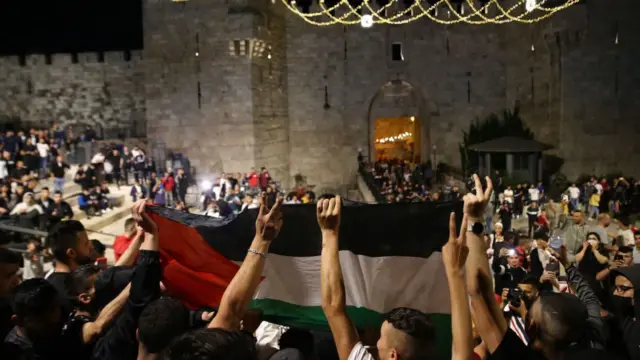 فلسطينيون يهتفون