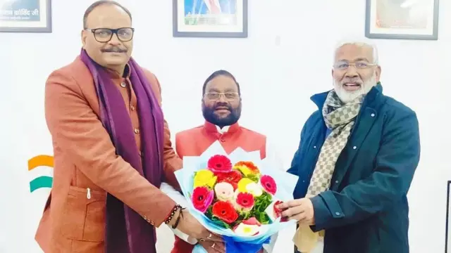 થોડા દિવસ જૂની આ તસવીરમાં સ્વામીપ્રસાદ મૌર્ય યુપીના ભાજપ અધ્યક્ષ સ્વતંત્રદેવસિંહ અને પાર્ટીના નેતા બ્રજેશ પાઠકની સાથે નજરે પડે છે