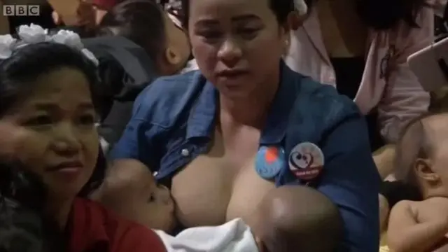 දරුවන්ට මව්කිරි දීම ප්‍රවර්ධනය කිරීම සඳහා මව්වරුන් දෙදහසක් පමණ පිලිපීනයේ මැනිලා අගනුවරට එක් වූ අවස්ථාවක් .