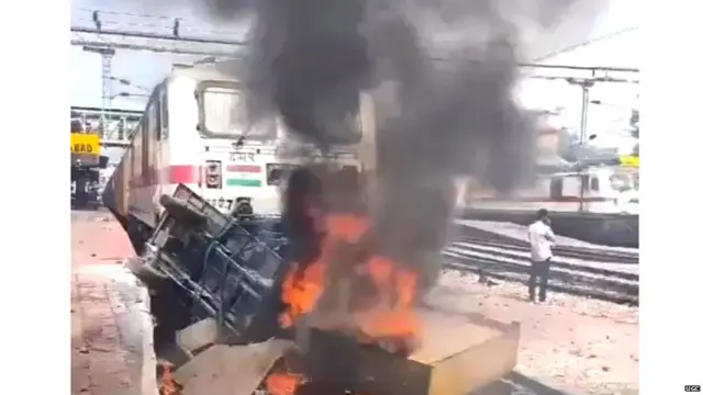 ਰੇਲਗੱਡੀ ਨੂੰ ਲਗਾਈ ਅੱਗ