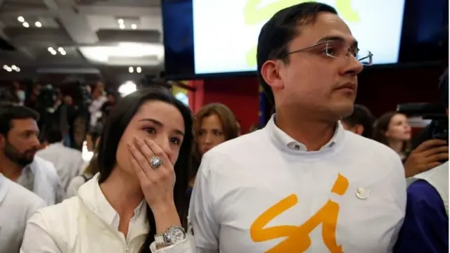 Simpatizantes del "sí" reaccionan con tristeza a los resultados del plebiscito del 2 de octubre.