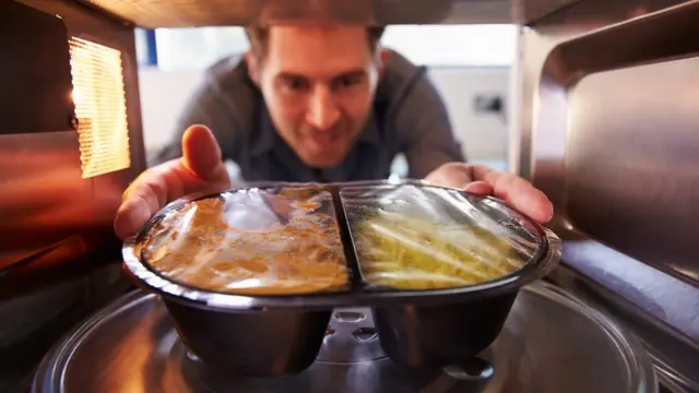 Las comidas preparadas son prácticas, pero tienen mucha sal, advierten los expertos.