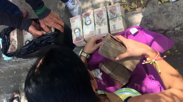 Cambistas con dinero. (Foto: Boris Miranda)