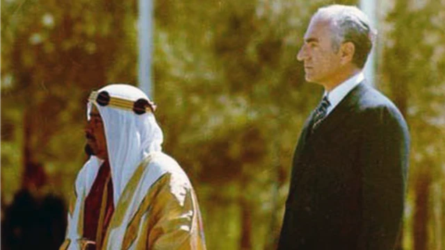 شاه و شیخ عیسی، حاکم بحرین در جشن‌های ۲۵۰۰ ساله شاهنشاهی ایران