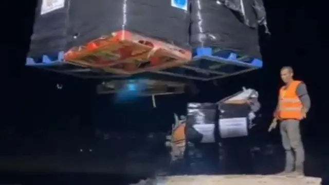 ক্রেন ব্যবহার করে ত্রাণ নামানো হচ্ছে