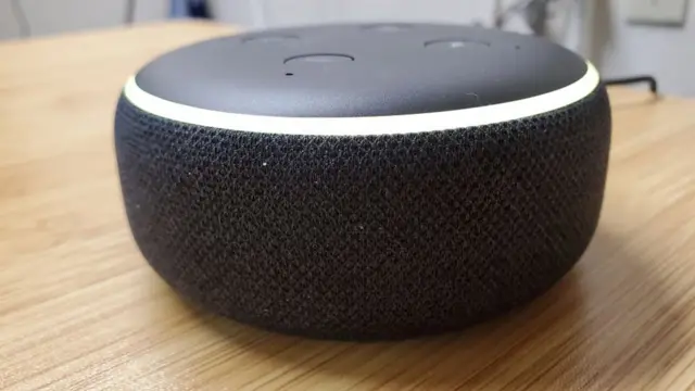 Alexa, assistente virtual da Amazon,jogo eletronico lotofaciluma mesa