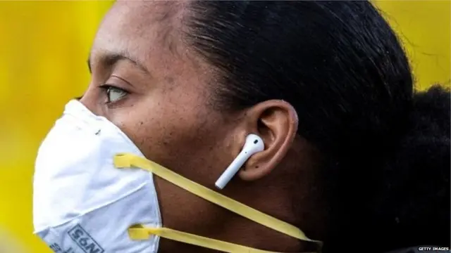 मास्क लगाए हुए एक महिला