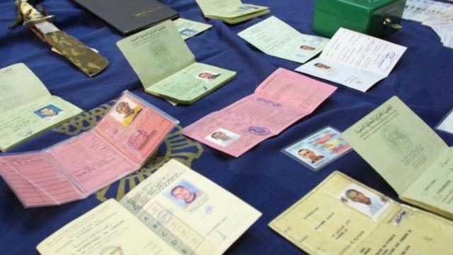 2001年在马德里的一次行动中，警方查获了很多假护照。