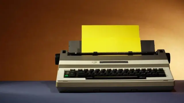 واحد تدارکات استان مجبور شد تا از ماشین تحریر‌های الکترونیکی موجود در انبار استفاده کند