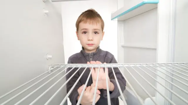 Niño con la nevera vacía-