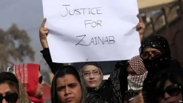पाकिस्तानातील महिला झैनाब प्रकरणी आंदोलन करताना