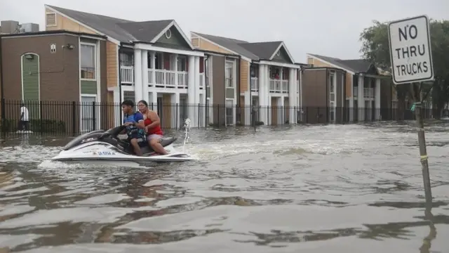 Una moto acuática en calles de Houston