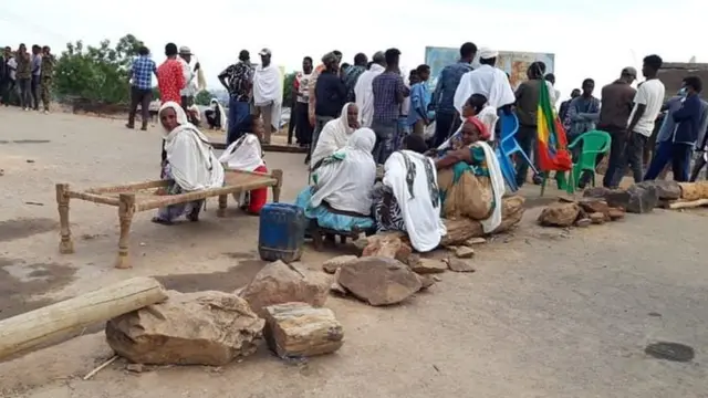 ቆልዓ ሰበይቲ ኣብቲ መገዲ ተዓጊቶም ኣለው