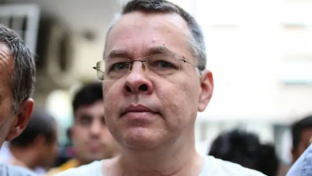 Pada tanggal 25 Juli, Andrew Craig Brunson dikawal polisi Turki menjalani tahanan rumah di Izmir.
