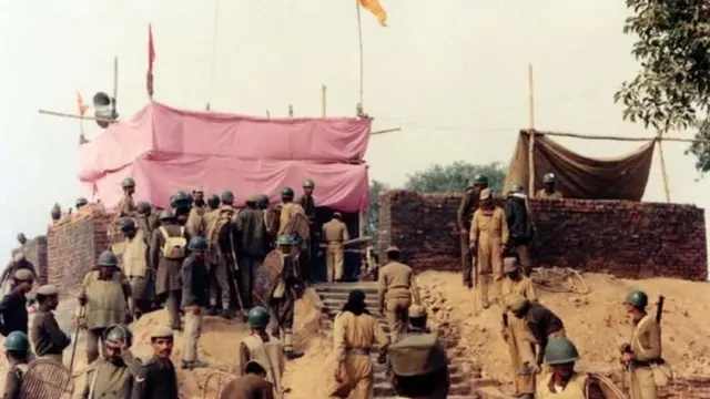 बाबरी मस्जिद ढहाये जाने के ठीक बाद की तस्वीर (सौजन्य- राम दत्त त्रिपाठी)