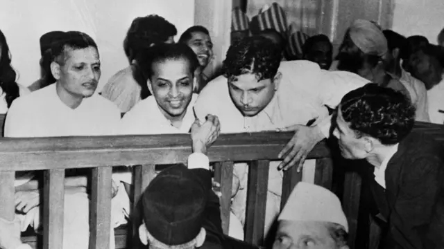 বিচারের কাঠগড়ায় নাথুরাম গোডসে ও নারায়ণ আপ্তে (বাঁদিক থেকে প্রথম ও দ্বিতীয়)