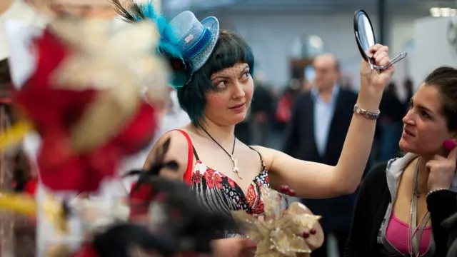 жінка дивиться у дзеркало