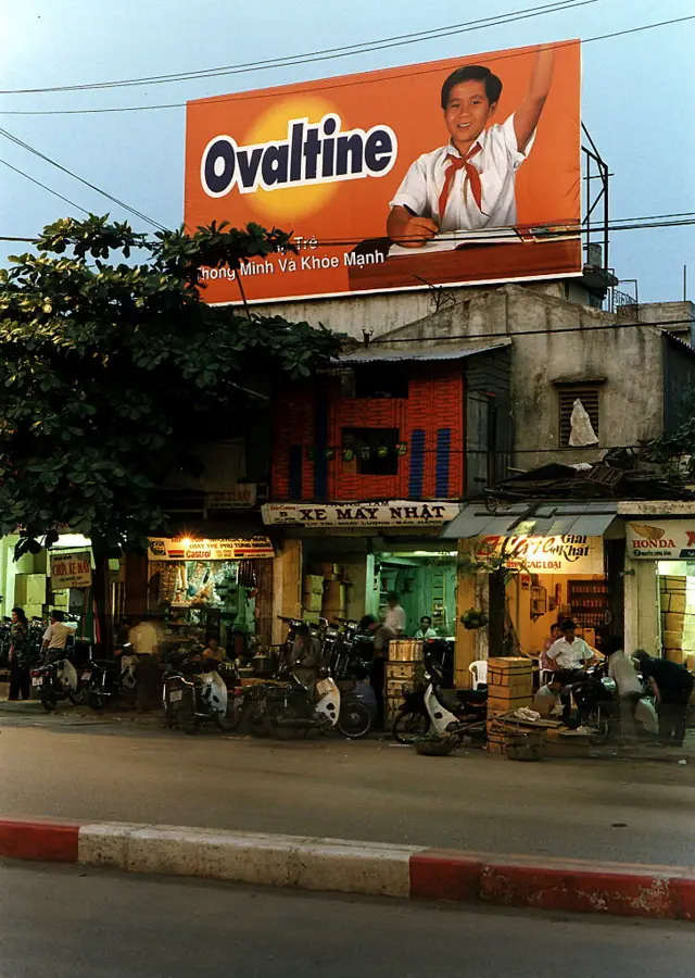 Một đường phố Hà Nội năm 1995
