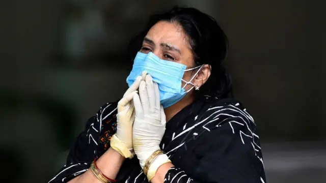 একজন নারী শোক প্রকাশ করছেন।