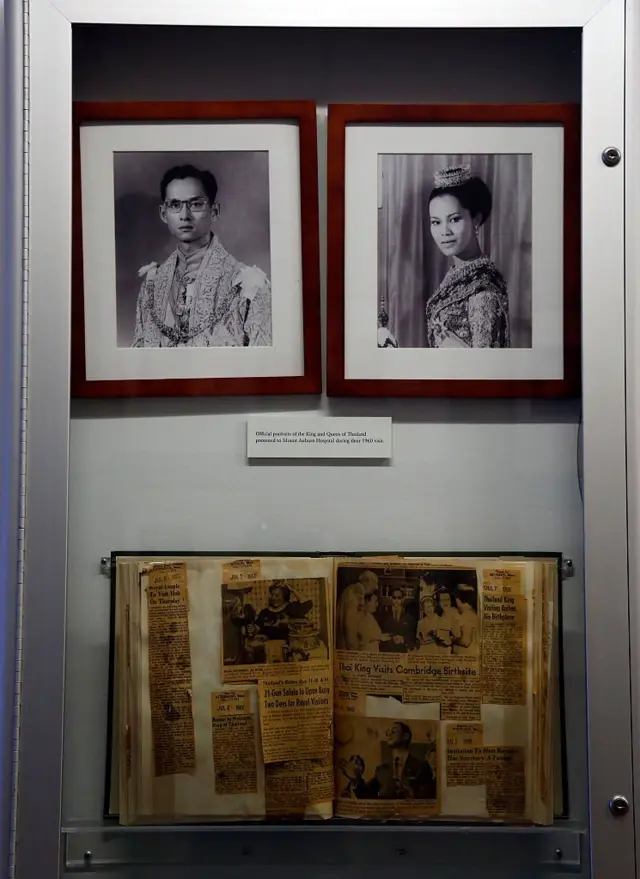 ภาพหนังสือพิมพ์เก่า การเสด็จฯ เยือนสหรัฐฯ ของพระบาทสมเด็จพระปรมินทรมหาภูมิพลอดุลยเดช และสมเด็จพระนางเจ้าสิริกิติ์ พระบรมราชินีนาถ ณ โรงพยาบาลเมาท์ ออร์เบิร์น สถานที่พระราชสมภพของในหลวงรัชกาลที่ 9 เมืองเคมบริดจ์ รัฐแมสซาชูเซตส์ ประเทศสหรัฐอเมริกา เมื่อปี 2503