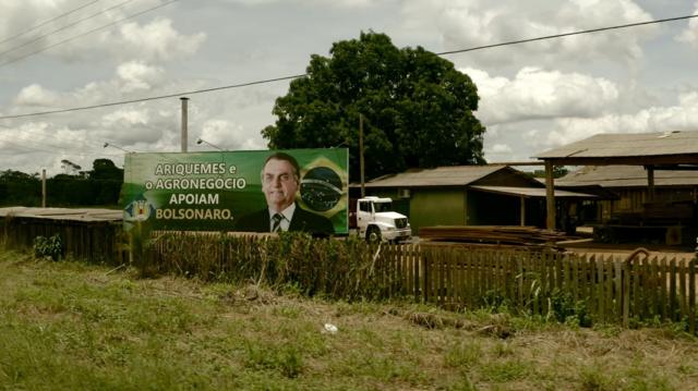 Outdoor com foto de Jair Bolsonaro dentro de serraria em Ariquemes (RO).